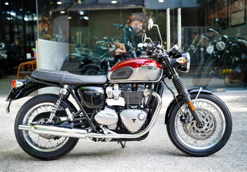 Triumph Bonneville T120 2022 màu Cordovan Red/Silver Ice odo 125km