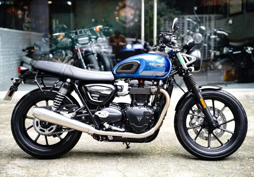 Triumph Street Twin 900cc 2022 Cobalt Blue odo 2700km
