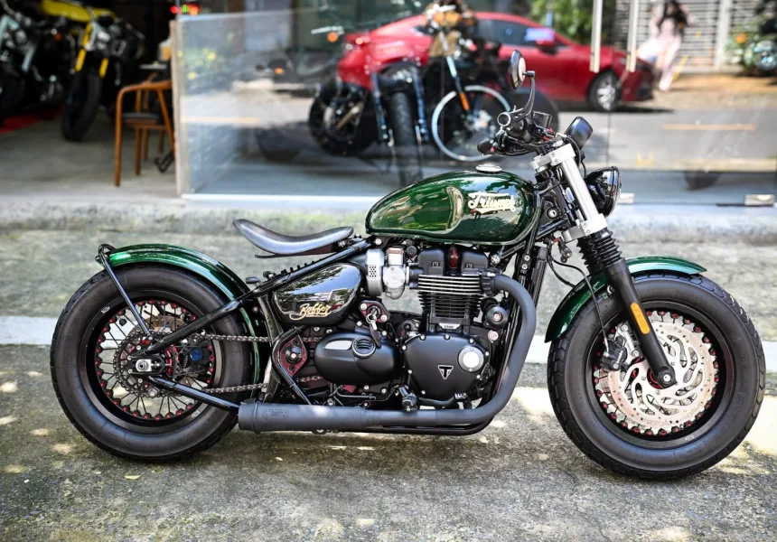 Triumph Bobber Black 1200cc 2019 màu British Racing Green