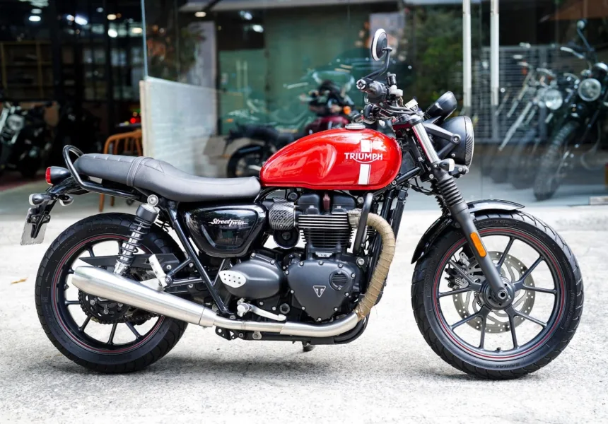Triumph Street Twin 900cc Cranberry Red 2018